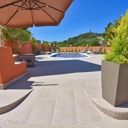 Alex 빌라 Sinarádes