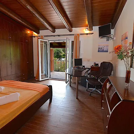 Alex Villa Sinarádes